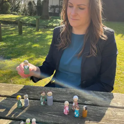 Houten poppetjes die een gezin voorstellen - symbool voor de moeders en gezinnen die ik help