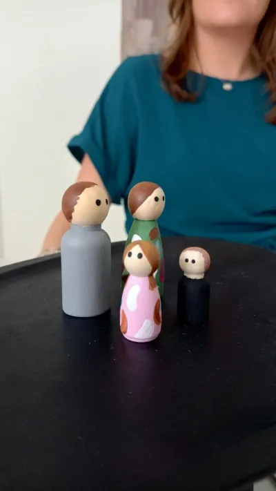 Houten poppetjes die een gezin voorstellen - symbool voor de moeders en gezinnen die ik help