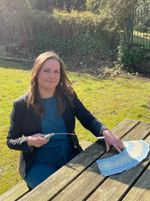 Mandy tijdens een NEI behandeling met therapeutisch gereedschap
